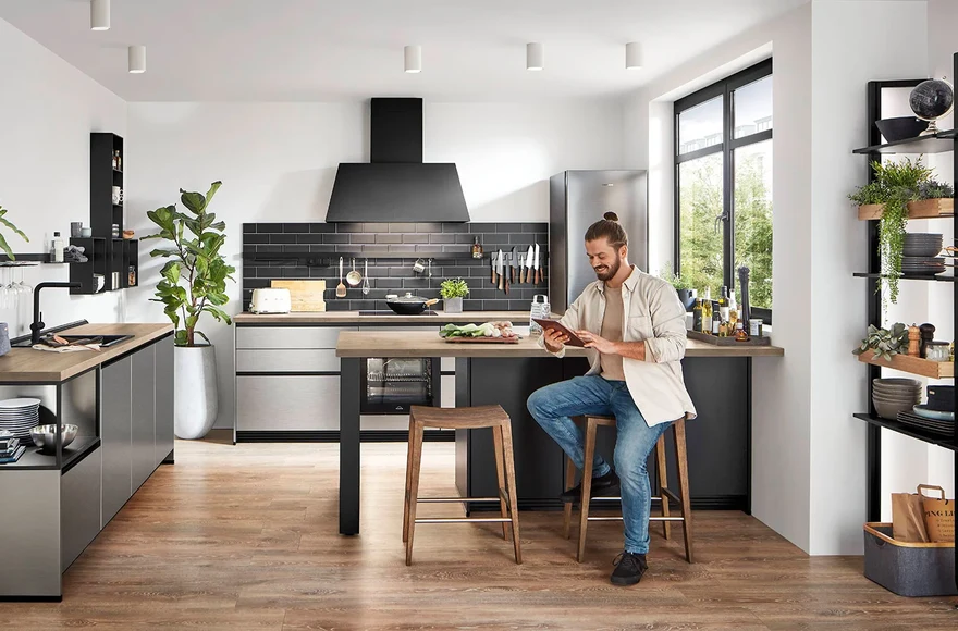 Cuisine équipée Inox en décor acier brossé, de style industriel, vue 1 sur 6