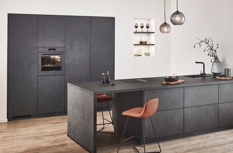 Cuisine équipée StoneArt en décor ardoise gris, de style moderne et naturel, vue 1 sur 6