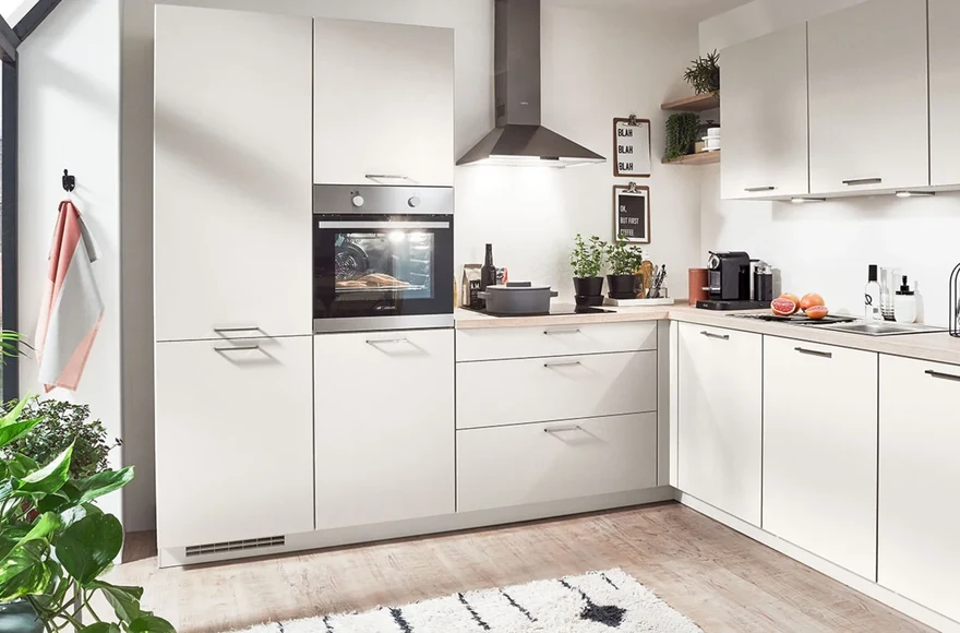 Cuisine équipée Touch en magnolia super mat, de style moderne et scandinave, vue 1 sur 3