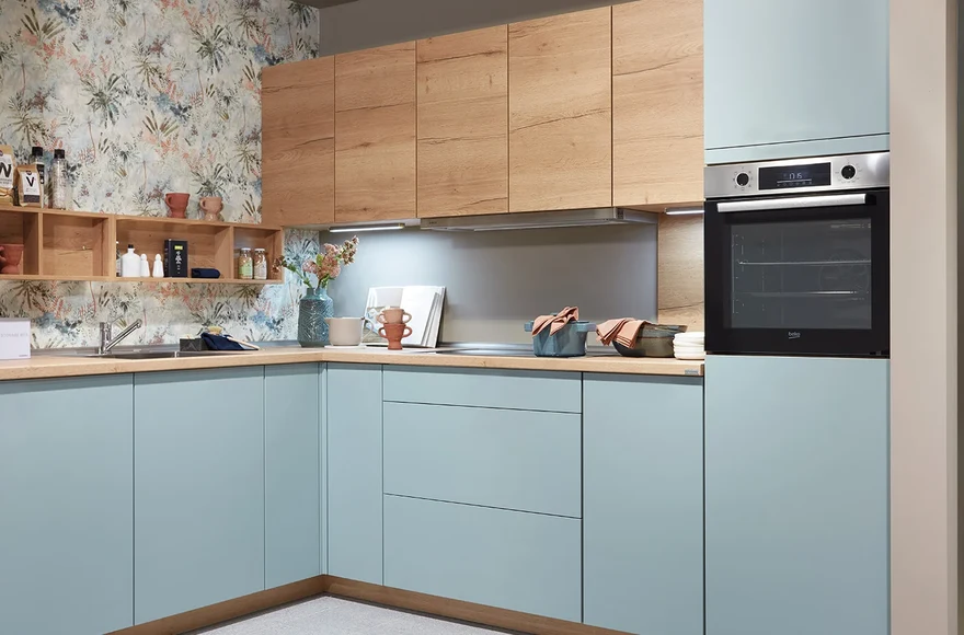 Cuisine équipée Touch en aqua super mat, de style moderne et scandinave, vue 1 sur 3