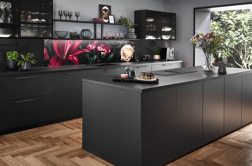 Cuisine équipée Touch en noir super mat, de style moderne et industriel, vue 1 sur 6