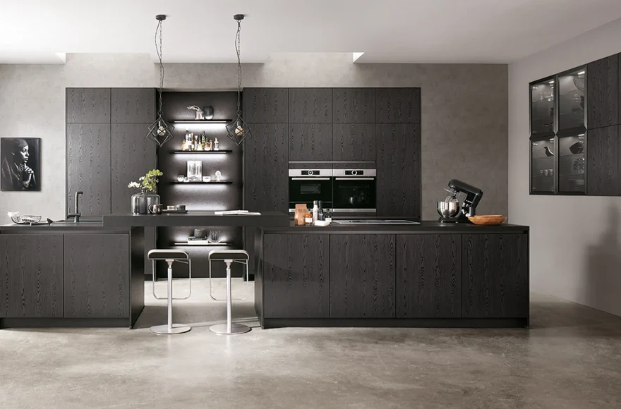 Cuisine équipée Structura en décor chêne Nero, de style minimaliste, naturel et industriel, vue 1 sur 6