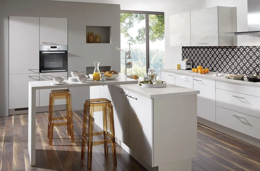 Cuisine équipée Laser en gris soie, de style moderne, vue 1 sur 3