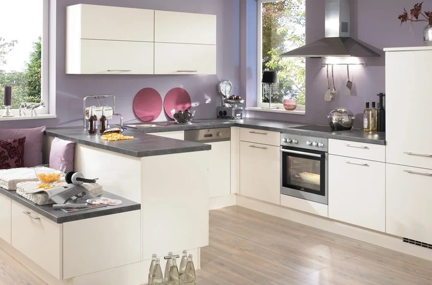 Cuisine équipée Laser en magnolia mat, de style moderne, vue 1 sur 3