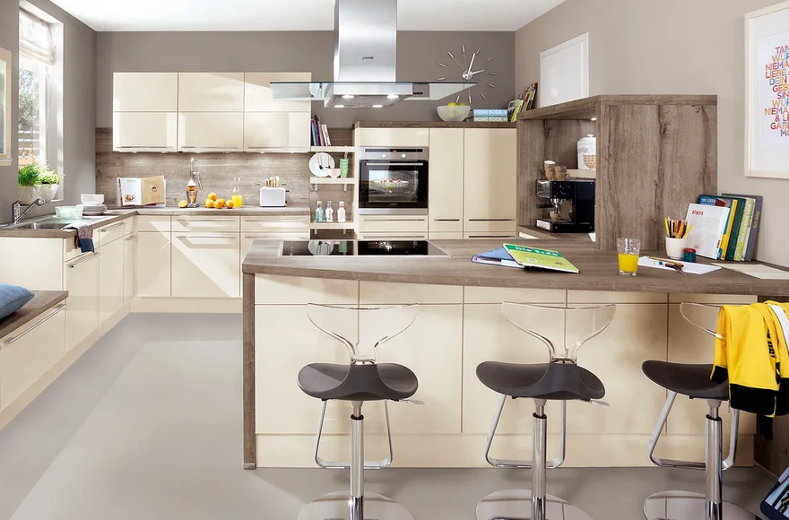 Cuisine équipée Flash en magnolia brillant, de style moderne et scandinave, vue 1 sur 6