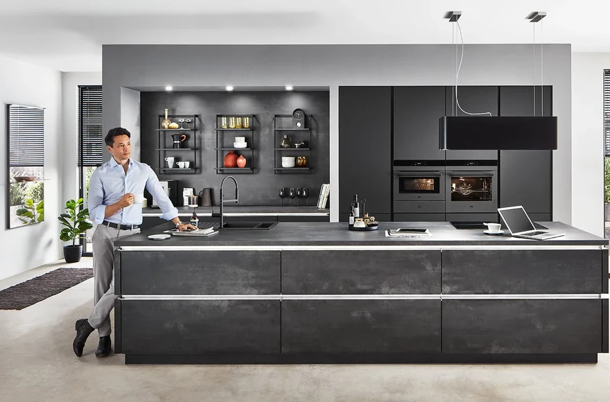 Cuisine équipée Laser en décor béton noir, de style minimaliste et industriel, vue 1 sur 5