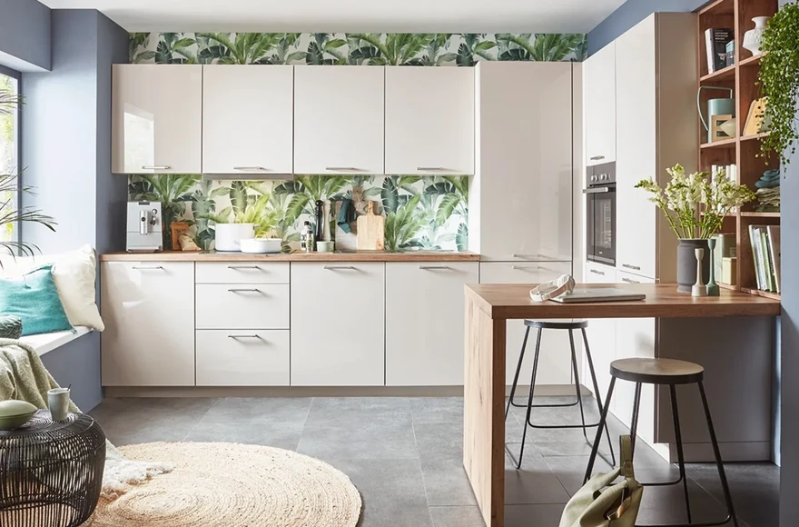 Cuisine équipée Focus en sable fin ultra brillant, de style naturel et scandinave, vue 1 sur 3