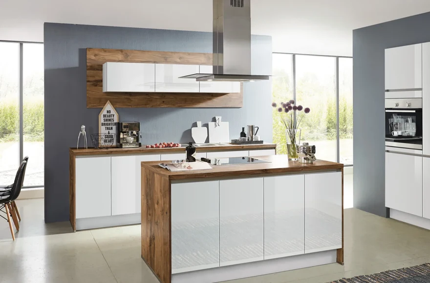 Cuisine équipée Focus en blanc alpin ultra brillant, de style minimaliste et scandinave, vue 1 sur 3