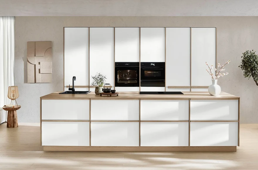 Cuisine équipée Senso en blanc premium mat, de style minimaliste, naturel et scandinave, vue 1 sur 5