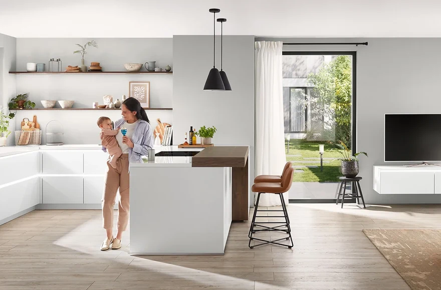 Cuisine équipée Senso en blanc alpin mat premium, de style moderne, vue 1 sur 6