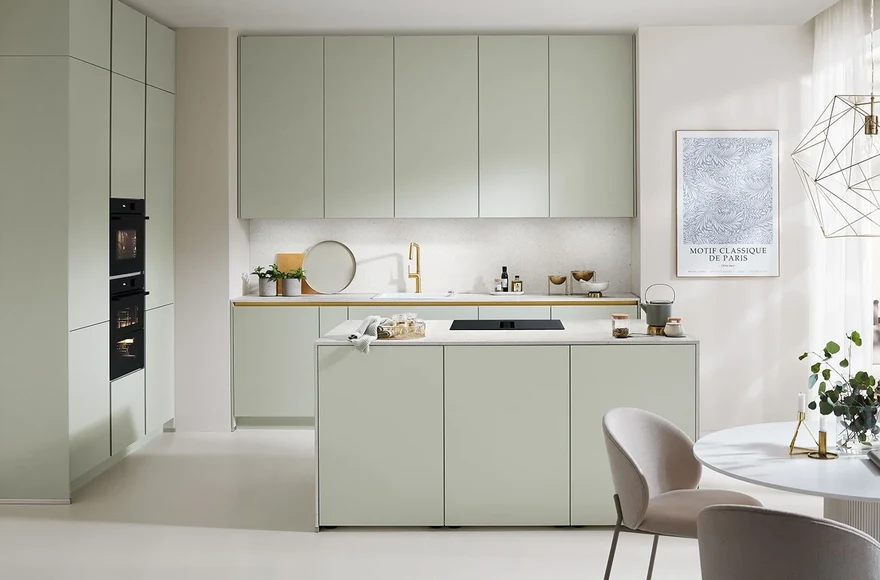 Cuisine équipée Senso en jade mat premium, de style minimaliste et naturel, vue 1 sur 5