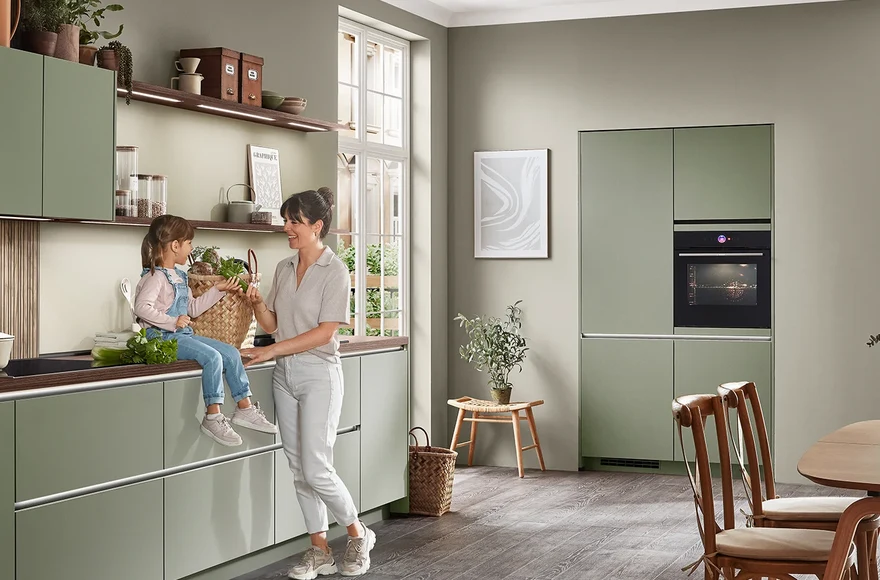 Cuisine équipée Senso en vert olive mat premium, de style minimaliste et naturel, vue 1 sur 5