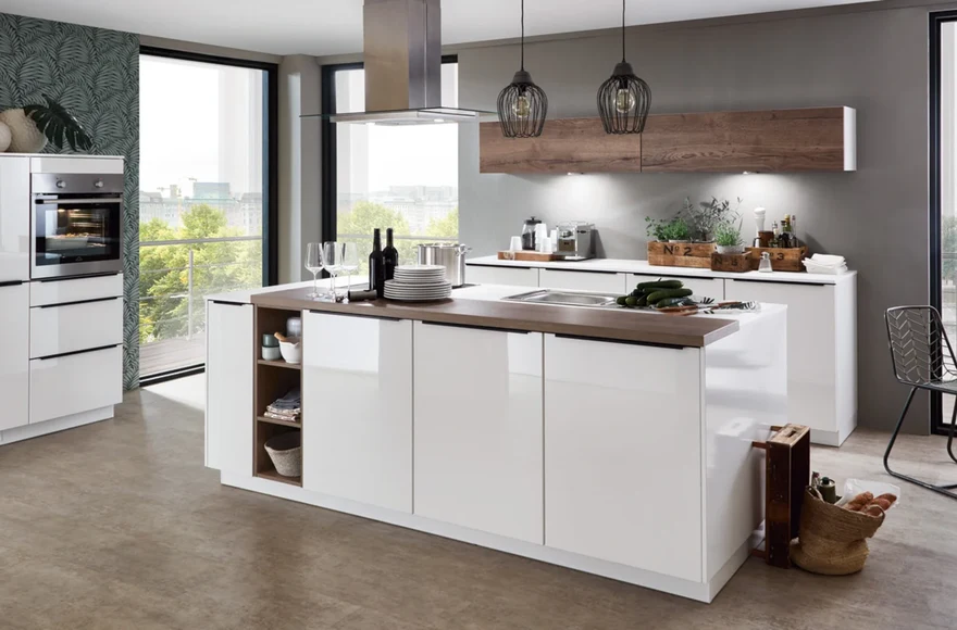 Cuisine équipée Flash en blanc alpin brillant, de style minimaliste et scandinave, vue 1 sur 5