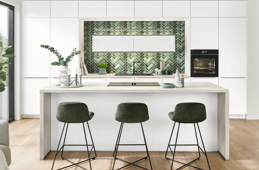Cuisine équipée Softline en blanc alpin mat parfait, de style minimaliste, vue 1 sur 4