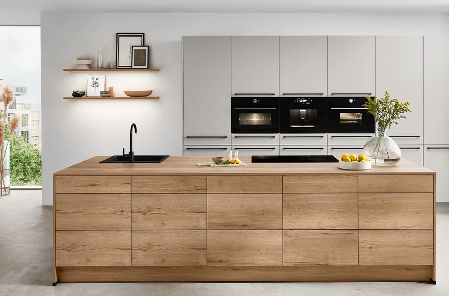 Cuisine équipée Softline en gris soie mat parfait, de style minimaliste, naturel et scandinave, vue 1 sur 4