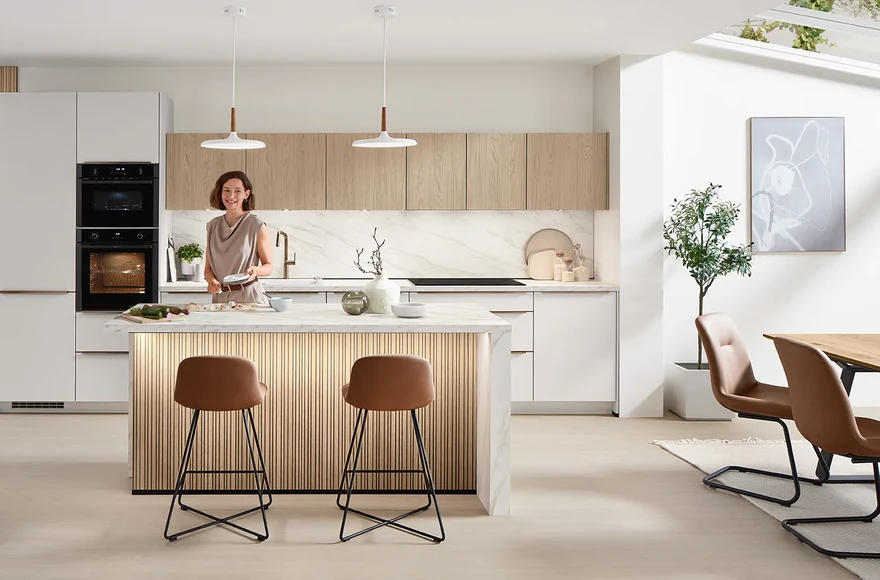 Cuisine équipée Softline en blanc mat parfait, de style naturel et scandinave, vue 1 sur 5