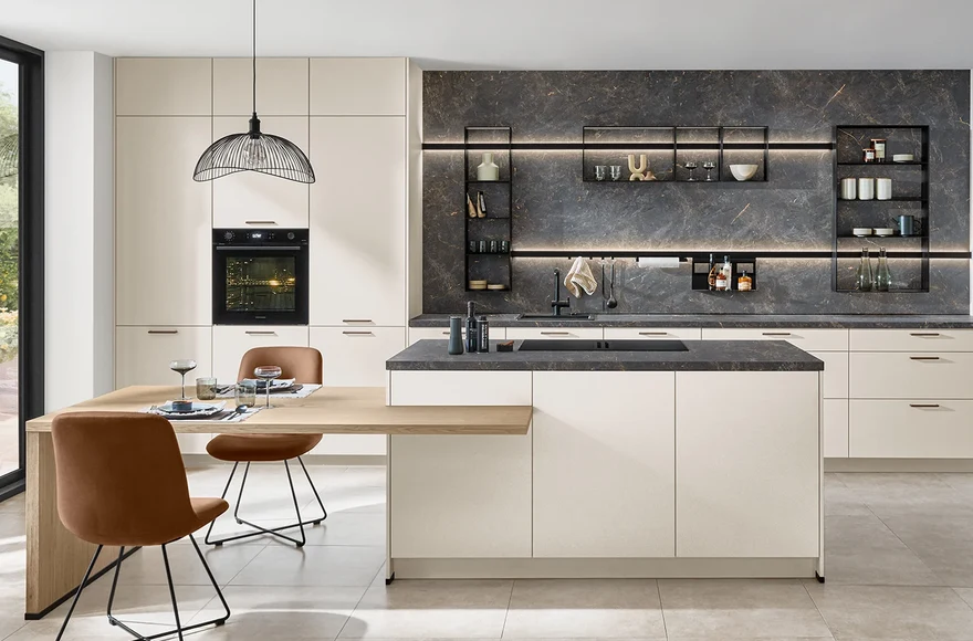 Cuisine équipée Softline en magnolia mat parfait, de style moderne, vue 1 sur 4