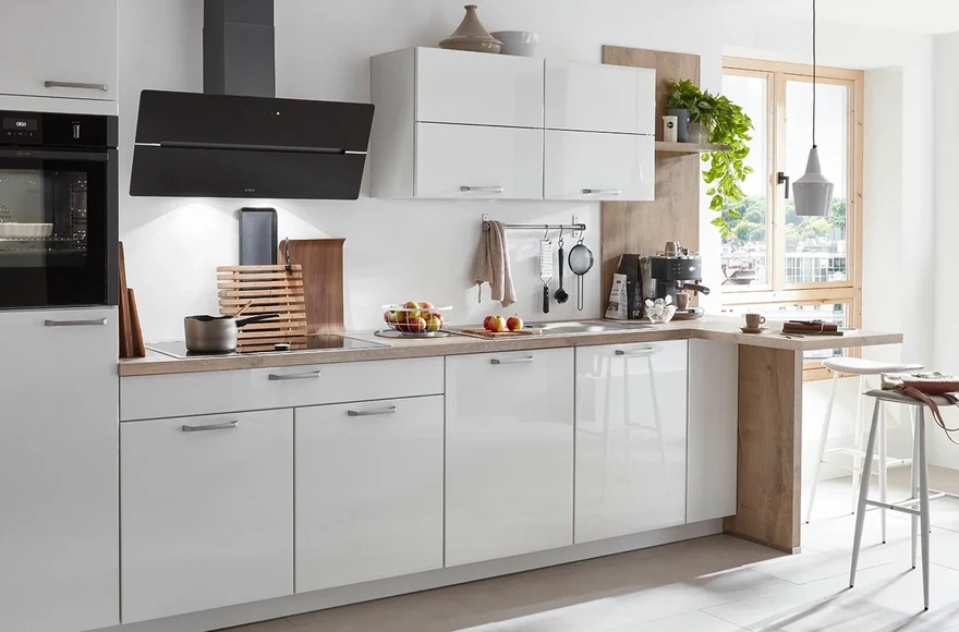 Cuisine équipée Novalux en blanc brillant, de style moderne et scandinave, vue 1 sur 3