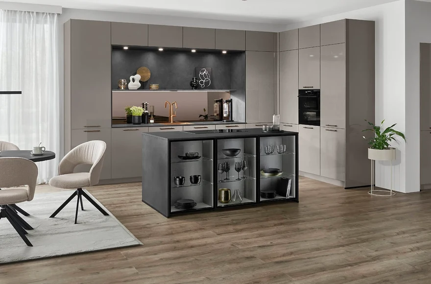 Cuisine équipée Novalux en laque, gris taupe brillant, de style minimaliste et industriel, vue 1 sur 6