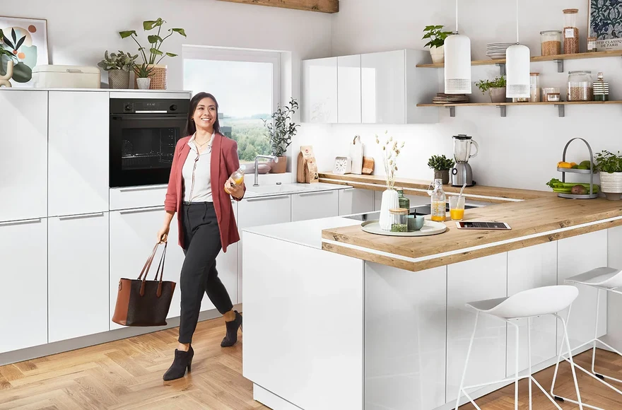Cuisine équipée Novalux en blanc alpin brillant, de style moderne et scandinave, vue 1 sur 6
