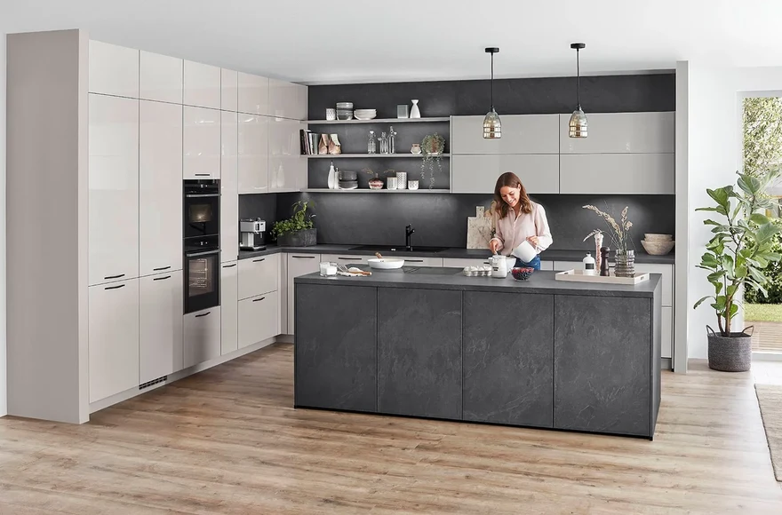 Cuisine équipée Novalux en gris soie brillant, de style minimaliste et naturel, vue 1 sur 6