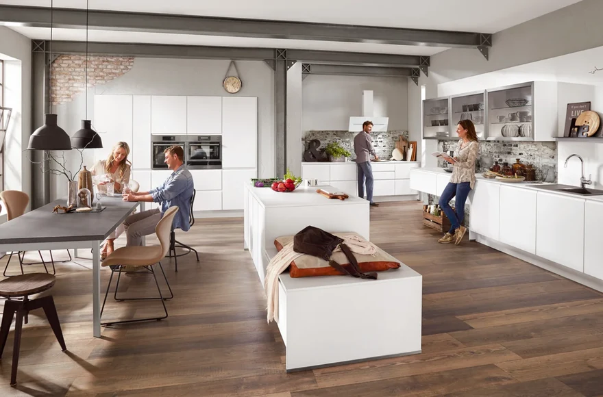 Cuisine équipée Inline en blanc alpin mat, de style minimaliste et industriel, vue 1 sur 4