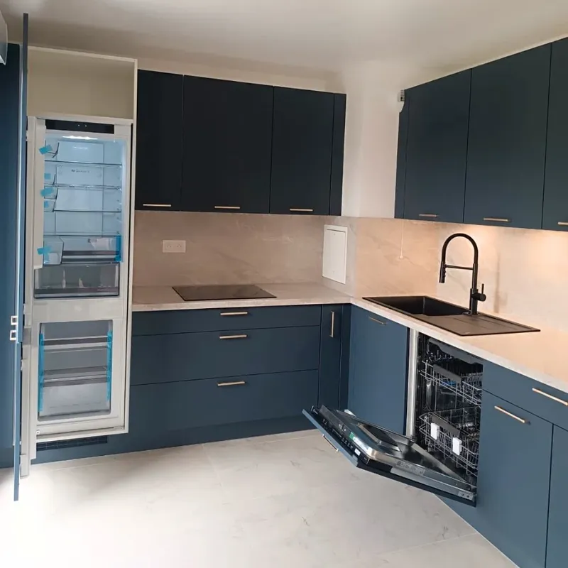 Cuisine en L au design contemporain, réalisée par Cuisines ELITE Asnières-sur-Seine, vue 1 sur 2