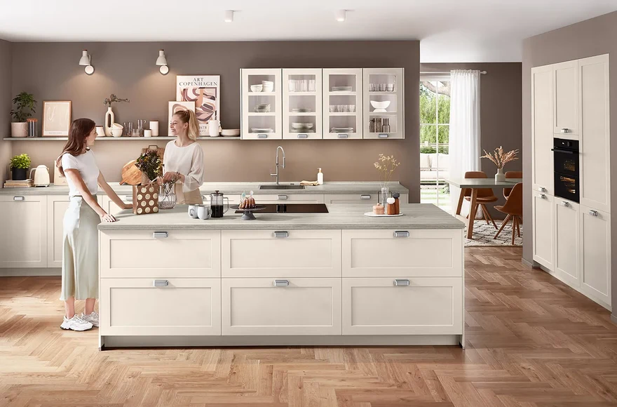 Cuisine équipée Nordic en laqué, sable fin mat parfait, de style cottage et scandinave, vue 1 sur 5