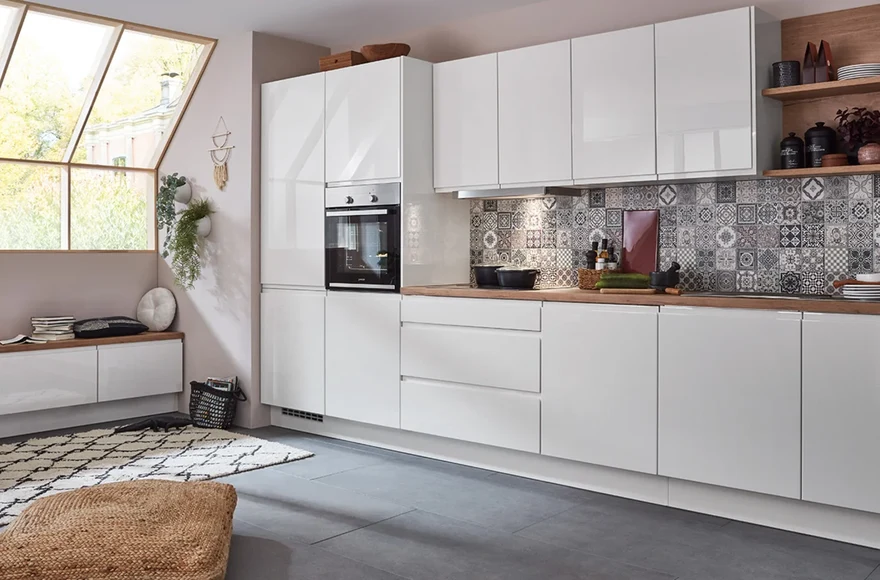 Cuisine équipée Pura en blanc brillant, de style minimaliste et scandinave, vue 1 sur 5