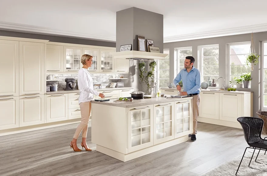 Cuisine équipée Sylt en magnolia mat, de style cottage et scandinave, vue 1 sur 3