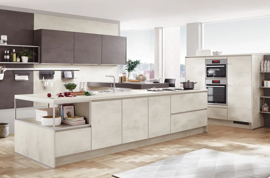 Cuisine équipée Riva en décor béton blanc, de style moderne, vue 1 sur 5