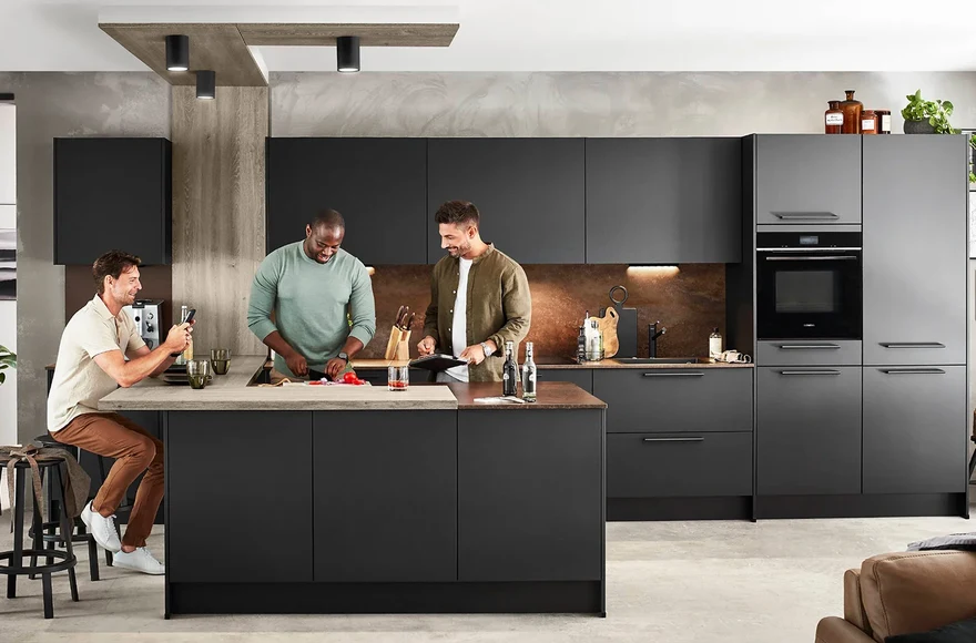 Cuisine équipée Easytouch en noir graphite ultra-mat, de style moderne et industriel, vue 1 sur 5