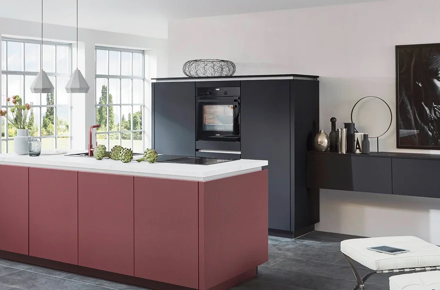Cuisine équipée Easytouch en rouge rouille ultra-mat, de style moderne et minimaliste, vue 1 sur 3