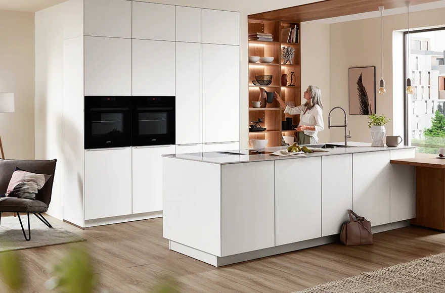 Cuisine équipée Easytouch en blanc alpin ultra-mat, de style moderne et minimaliste, vue 1 sur 5