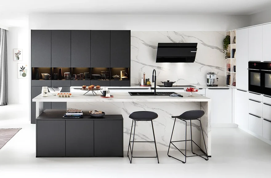 Cuisine équipée Easytouch en blanc ultra-mat, de style moderne et minimaliste, vue 1 sur 6