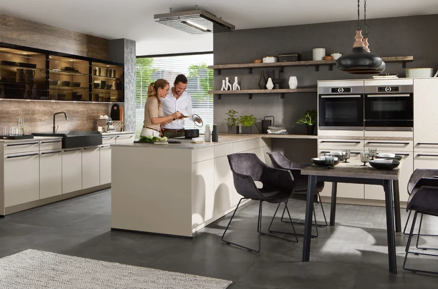 Cuisine équipée Easytouch en sable fin ultra-mat, de style moderne et industriel, vue 1 sur 5