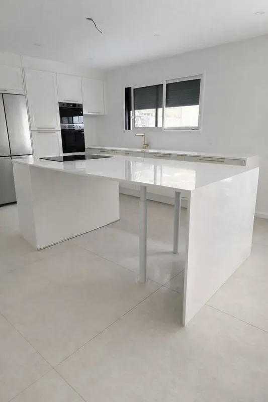 Cuisine blanche avec îlot central et plan de travail en…, réalisée par Cuisines ELITE Boulogne-Billancourt, vue 1 sur 2