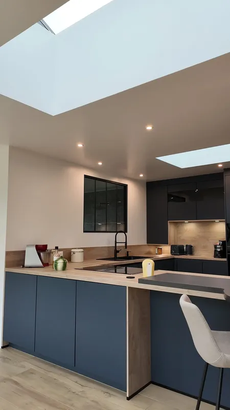 Cuisine bleu nuit avec puits de lumière, élégance et luminosité, réalisée par Cuisines ELITE Osny, vue 1 sur 4