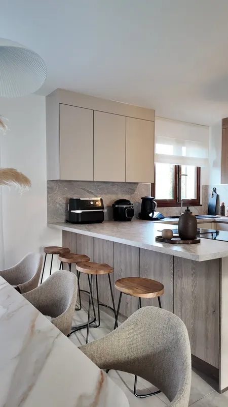 Cuisine en bois avec plan de travail en pierre : une élégance naturelle, réalisée par Cuisines ELITE Chelles, vue 1 sur 2
