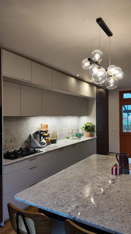 Cuisine contemporaine avec îlot central et plan de travail en pierre…, réalisée par Cuisines ELITE Chelles, vue 1 sur 4