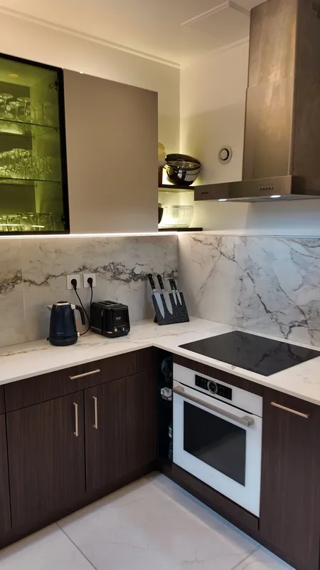 Cuisine en L au style contemporain, réalisée par Cuisines ELITE Asnières-sur-Seine, vue 1 sur 3
