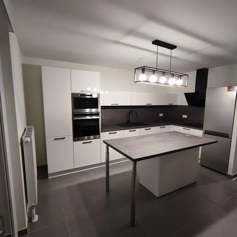 Cuisine blanche au style contemporain, réalisée par Cuisines ELITE Strasbourg, vue 1 sur 4
