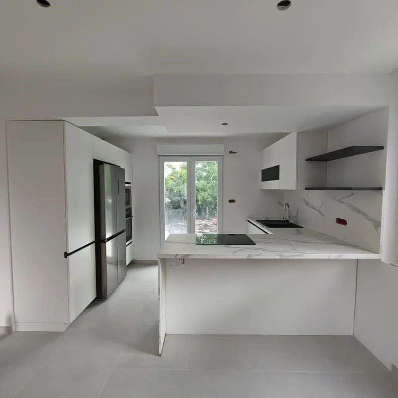 Cuisine blanche au design contemporain, réalisée par Cuisines ELITE Strasbourg, vue 1 sur 4