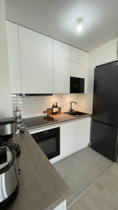 Cuisine blanche et bois au style contemporain, réalisée par Cuisines ELITE Paris 12, vue 1 sur 3