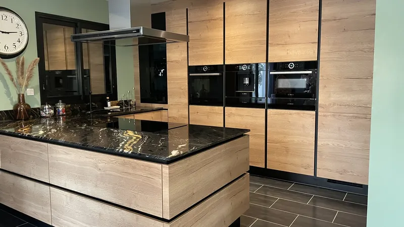 Cuisine bois et pierre au style contemporain, réalisée par Cuisines ELITE Pontault-Combault, vue 1 sur 2