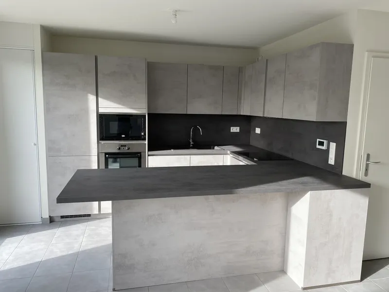 Cuisine contemporaine au design minéral, réalisée par Cuisines ELITE Strasbourg, vue 1 sur 5