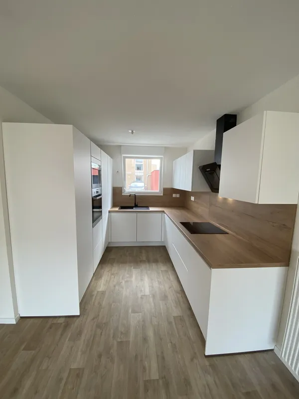 Cuisine en U au style scandinave contemporain, réalisée par Cuisines ELITE Strasbourg, vue 1 sur 5