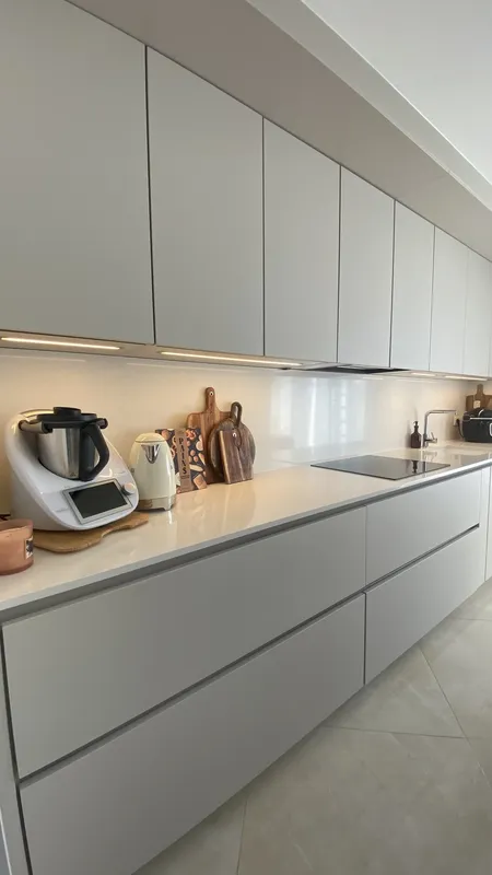 Plan de travail en pierre et stratifié : l'alliance parfaite entre…, réalisée par Cuisines ELITE Chelles, vue 1 sur 3