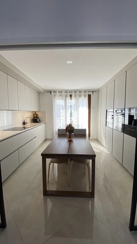 Plan de travail en pierre et stratifié : l'alliance parfaite… (projet 2), réalisée par Cuisines ELITE Chelles, vue 1 sur 9