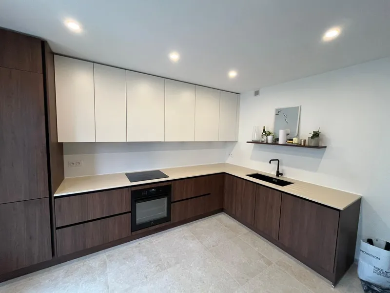 Cuisine en L au style contemporain, réalisée par Cuisines ELITE Antony, vue 1 sur 2